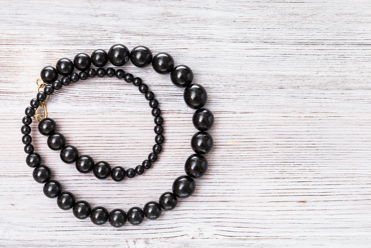 Oltu Taşı Nedir? Özellikleri, Faydaları ve Bakımı Hakkında Bilmeniz Gerekenler