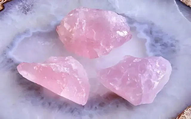 Pembe Kuvars: Aşkın Taşı ve Ruhsal Şifanın Anahtarı