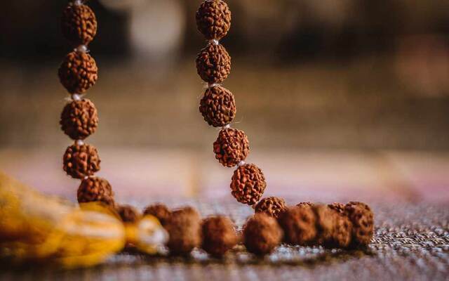 Rudraksha Taşı: Spiritüel Dengenin Anahtarı