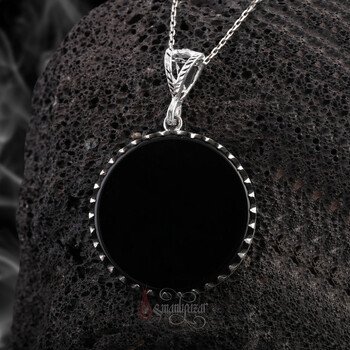 Yassı Kesim Siyah Onix Doğal Taşlı 925 Ayar Gümüş Yuvarlak Tasarım Kolye - Thumbnail